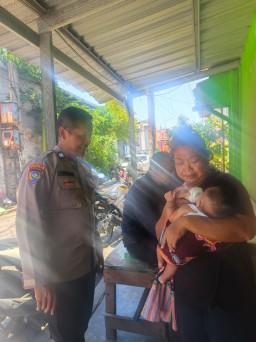 Bhabinkamtibmas Takal Kedinding Lakukan Sambang di Jalan Kalilom Lor Baru, Ajak Warga Jaga Kerukunan