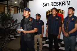 Polres Pelabuhan Tanjung Perak Hadiahi Timah Panas Pelaku Jambret yang Sasar Wisatawan di Surabaya