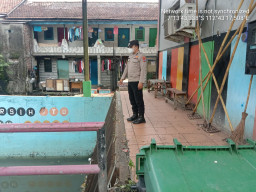 Personel Polsek Krembangan Laksanakan Patroli dan Pengecekan Debit Air di Jalan Tanjung Sadari