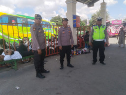 Personel Polsek Semampir Laksanakan Patroli Harkamtibmas di Terminal Bus Wisata Religi Sunan Ampel