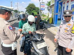 Operasi Kepolisian Gabungan di Pos Suramadu, Petugas Berikan Teguran kepada Pelanggar Lalu Lintas