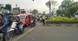 Personel Polsek Krembangan Laksanakan Pos Lalu Lintas Pagi di Simpang Tiga Mbah Ratu