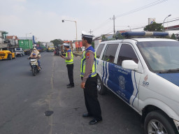 Personel Polsek Krembangan Laksanakan Patroli di Jalan Kalianak Antisipasi Kemacetan dan Laka Lantas