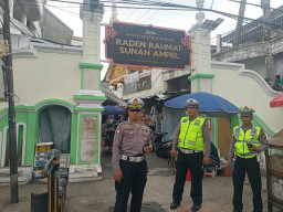 Personel Polsek Semampir Laksanakan Patroli Harkamtibmas di Kawasan Wisata Religi Sunan Ampel