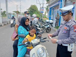 Operasi Kepolisian Gabungan di Pos Suramadu, Petugas Berikan Teguran kepada Pelanggar Lalu Lintas