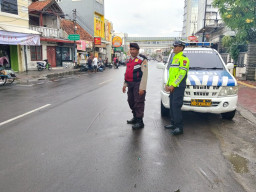 Personel Polsek Pabean Cantikan Laksanakan Patroli Harkamtibmas dan Pengaturan Lalu Lintas di Jalan Kembang Jepun