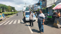 Personel Polsek Semampir Laksanakan Patroli Harkamtibmas di Kawasan Makam Religi Sunan Ampel