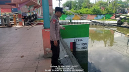 Personel Polsek Asemrowo Laksanakan Patroli dan Pemantauan Pintu Air Balong II Tambak Langon