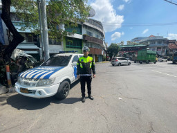 Personel Polsek Pabean Cantikan Laksanakan Pemantauan Arus Lalu Lintas di Jalan Kembang Jepun