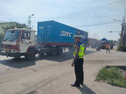 Satlantas Polres Pelabuhan Tanjung Perak Laksanakan Patroli dan Pemantauan Arus Lalu Lintas di Sejumlah Titik Wilayah