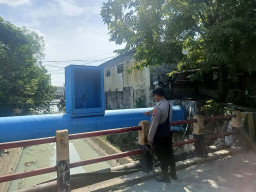 Personel Polsek Krembangan Laksanakan Patroli dan Pengecekan Pompa Air di Jalan Demak