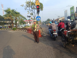 Personel Polsek Krembangan Laksanakan Pelayanan Pagi di Simpang TL Mbah Ratu
