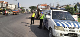 Personel Polsek Krembangan Laksanakan Patroli Antisipasi Rawan Kecelakaan di Jalan Kalianak
