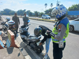 Operasi Kepolisian di Pos Suramadu, Petugas Tegur Sembilan Pengendara Pelanggar