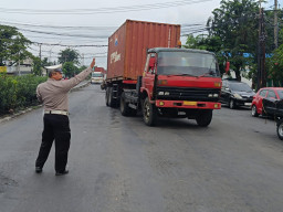 Personel Polsek Krembangan Laksanakan Pengaturan Lalu Lintas di Simpang TL Mbah Ratu