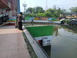 Personel Polsek Asemrowo Pantau Rumah Pompa Air Balong II di Tambak Langon