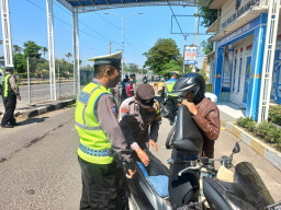 Operasi Kepolisian Gabungan di Pos Suramadu, Delapan Pengendara Diberikan Teguran