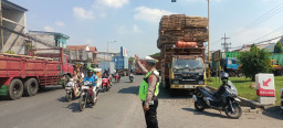 Personel Polsek Krembangan Antisipasi Kepadatan Lalu Lintas di Jalan Kalianak
