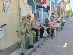 Polsek Krembangan Patroli dan Sambang di Dupak Bangunsari, Ajak Linmas Tingkatkan Kewaspadaan
