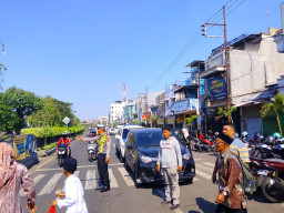 Polsek Semampir Tingkatkan Patroli Harkamtibmas di Pintu Masuk Kawasan Religi Sunan Ampel