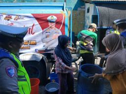 Polres Pelabuhan Tanjung Perak Salurkan Air Bersih untuk Warga di HUT Bhayangkara ke-80