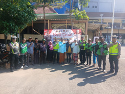 Peduli Sesama di HUT Bhayangkara ke-80, Polres Pelabuhan Tanjung Perak Bagi Sembako dan Bhakti Religi