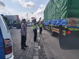 Polsek Krembangan Lakukan Pengaturan Lalu Lintas di SPBU Kalianak, Antisipasi Kemacetan Akibat Antrean BBM