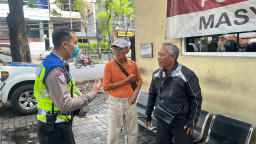 Satlantas Polres Pelabuhan Tanjung Perak Gencarkan Edukasi Keselamatan Berkendara kepada Masyarakat