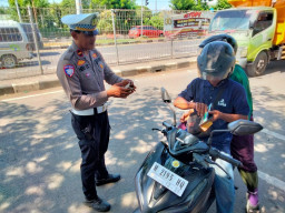 Operasi Gabungan Polres Pelabuhan Tanjung Perak dan Satpol PP Jaring Pelanggar Lalu Lintas di Pos Suramadu