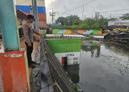 Polsek Asemrowo Lakukan Pemantauan Rumah Pompa Balong II Tambak Langon, Debit Air Terpantau Normal