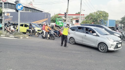 Polsek Krembangan Lakukan Pengalihan Arus di Simpang BNN Kalianak, Antisipasi Kepadatan Kendaraan
