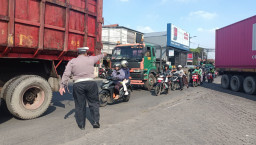 Polsek Krembangan Atur Antrean Kendaraan di SPBU Kalianak, Arus Tetap Lancar