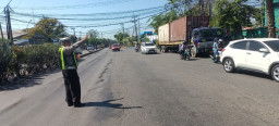 Polsek Krembangan Lakukan Pengalihan Arus, Urai Kepadatan Lalu Lintas di Jalan Kalianak
