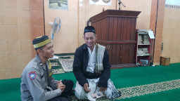 Bhabinkamtibmas Asemrowo Hadiri Program Jumat Darling, Pererat Silaturahmi dengan Jamaah Masjid