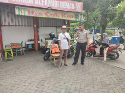 Bhabinkamtibmas Dupak Pererat Kemitraan dengan Warga Melalui Kegiatan Sambang di Jalan Demak