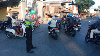 Polsek Asemrowo Intensifkan Pelayanan Pagi di Perlintasan Kereta Api Tambak Mayor