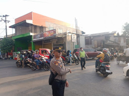 Polsek Asemrowo Pimpin Pengaturan Lalu Lintas di Pos Awal Tambak Mayor, Antisipasi Kemacetan dan Kejahatan 3C