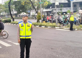 Polsek Krembangan Laksanakan Pengaturan Lalu Lintas Pagi di Simpang Tiga Mbah Ratu, Dukung Kelancaran Aktivitas Masyarakat
