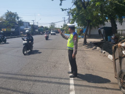 Polsek Krembangan Gelar Patroli Dialogis di Jalan Gresik, Antisipasi Kemacetan dan Rawan Kecelakaan