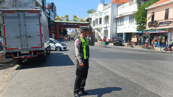 Polsek Pabean Cantikan Intensifkan Pemantauan Arus Lalu Lintas di Jalan Kembang Jepun, Antisipasi Kemacetan dan Kejahatan 3C