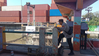 Polsek Asemrowo Pantau Debit Air Pintu Air Balong II, Pastikan Tidak Ada Potensi Banjir