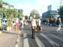 Personel Polsek Semampir Pantau Arus Lalu Lintas di TL Karang Tembok, Antisipasi Kepadatan Pagi Hari