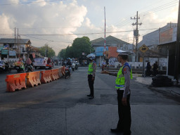 Personel Polsek Asemrowo Laksanakan Pos Awal di Perlintasan KA Tambak Mayor, Antisipasi Kemacetan dan Kecelakaan