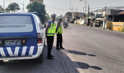 Polsek Krembangan Pantau Arus Lalu Lintas di SPBU Jalan Kalianak, Antisipasi Peningkatan Volume Kendaraan