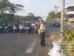 Personel Polsek Krembangan Laksanakan Pengaturan Lalu Lintas Pagi di Simpang Tiga Mbah Ratu
