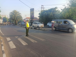 Personel Polsek Semampir Laksanakan Pos Awal di TL Karang Tembok, Bantu Warga Menyeberang Jalan