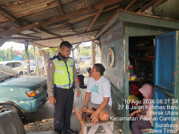 Satlantas Polres Pelabuhan Tanjung Perak Sosialisasikan Tertib Berlalu Lintas kepada Masyarakat