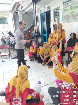 Bhabinkamtibmas Bulak Banteng Sambang Ibu-Ibu KSH RW 06, Sampaikan Imbauan SKCK Online dan Bahaya Narkoba