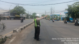Polsek Krembangan Lakukan Pengalihan Arus di Simpang Tiga Mbah Ratu, Imbas Kepadatan Margomulyo
