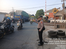 Polsek Asemrowo Laksanakan Pos Akhir di Perlintasan Kereta Api Tambak Mayor, Arus Lalin Lancar